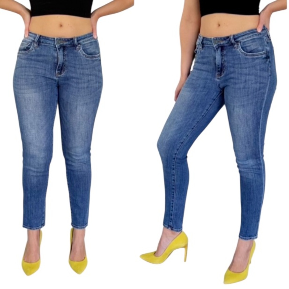 Kut from the Kloth mid rise medium wash crop length skinny stretch jeans size 4